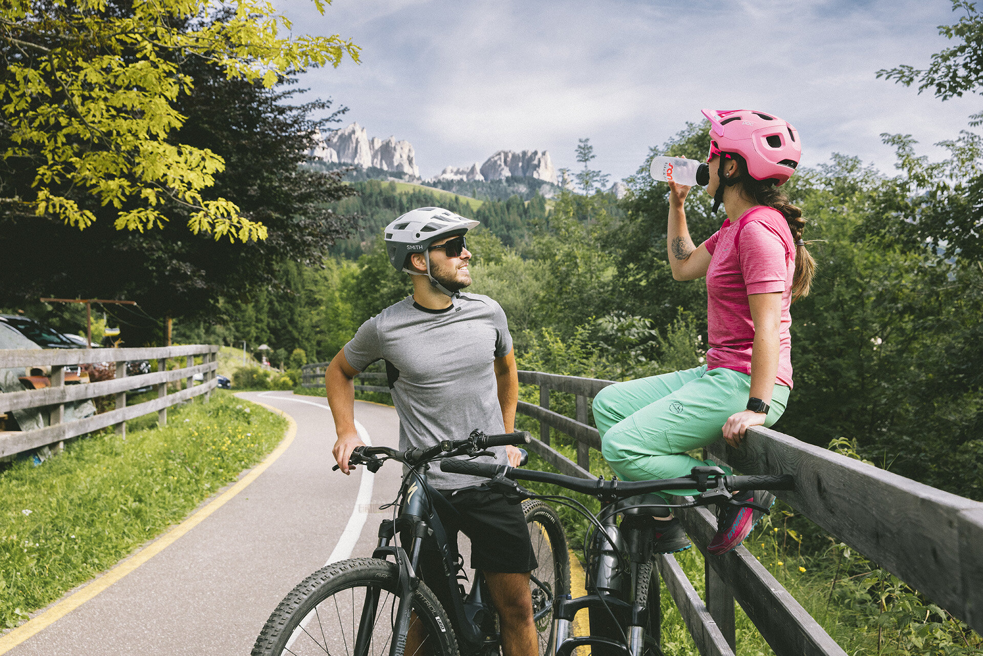 Bike in Val di Fassa | © Federico Modica - Archivio Immagini ApT Val di Fassa Bikers che fanno una pausa sulla pista ciclabile delle Dolomiti in Val di Fassa | © Federico Modica - Archivio Immagini ApT Val di Fassa